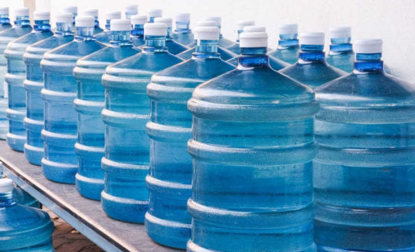 ¿Agua Embotellada una amenaza para el medio ambiente?